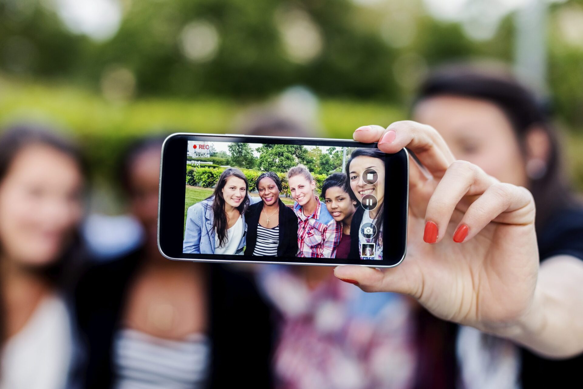 Being mobile. Миллениал. Ways to take selfies.